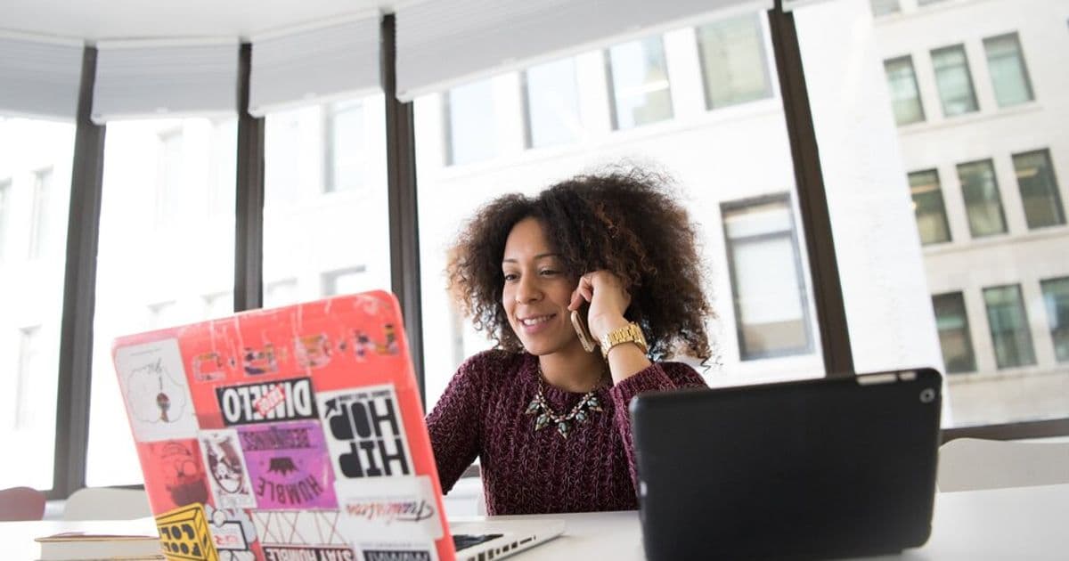 How can HR managers plan and coordinate virtual team building events?