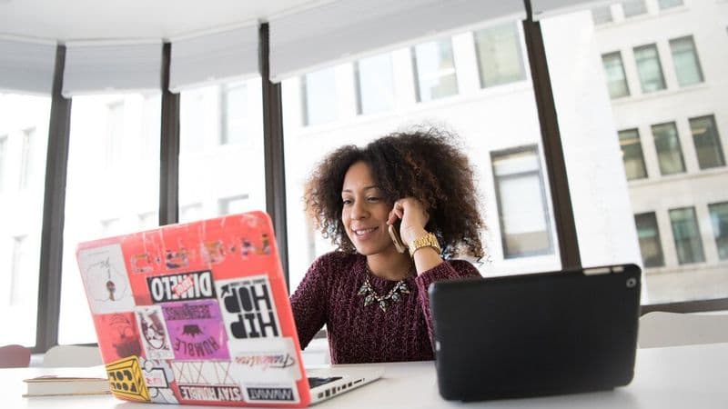 How can HR managers plan and coordinate virtual team building events?